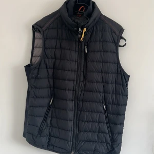Parajumpers Väst Super Light Weight  - Nypris- 3699kr  Storlek-S  Skicka-okej  Använder inte längre 