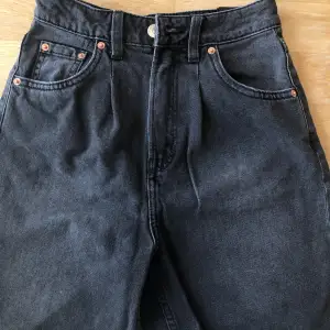 Svarta jeans shorts som bara har använts 1-3 gånger (: fråga om mått eller något annat om ni vill ✨