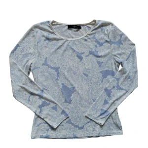 Blå y2k mesh topp - super cool mesh tröja med tryck. färgen syns bäst på bild 2 och 3. M på lapp men passar XS, S eller M beroende på önskad passform. Köparen står för frakt. 💙