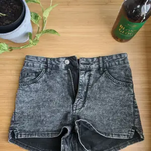 Supersköna booty shorts i denim. 🙌🏼☀️  Passar snyggt med några svarta tights men såklart också fina på egen hand. Säljer pga inte passar längre. Är i gott skick!  Materialet: 76% bomull, 22% polyester, 2% elastan. 