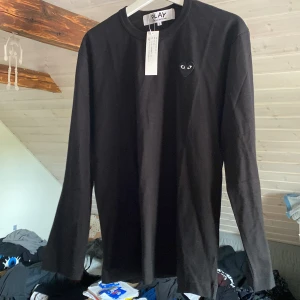 Comme Des Garcons - Helt ny Comme des Garcons(CDG) long sleeve. Aldrig använd, akriv ett meddelande om yttligare frågor eller om mer bilder önskas!