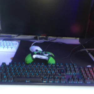 Tangentbord  - Tangentbordet är jätte bra skick och alla knappar funkar man kan ändra färger genom en logitek (stav) app