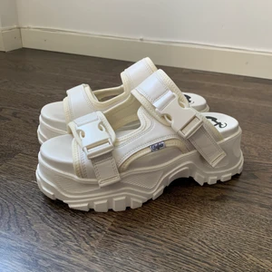 Chunky Buffalo sandals in white  - Super cute chunky plateau Sandals from Buffalo. Only worn a few times. Size 39, I’m usually between 39 and 40 and they fit me well :) only worn a few times.