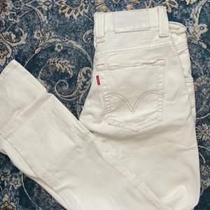 Vita lågmidjade jeans från Levis, strl 25/32😚😚