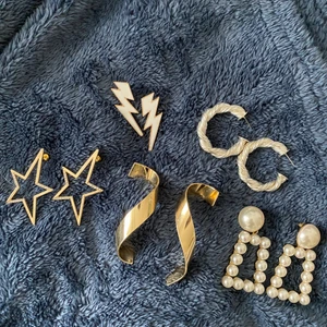 Örhängen - Säljer massa smycken bland annat dessa örhängen, alla nyskick! Kom med egna prisförslag💕