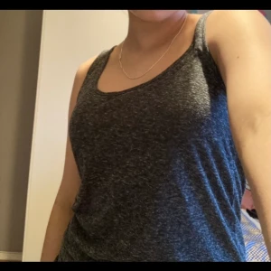 Gina tricot linne  - Grått linne från gina tricot. Luftig och somrig! Köparen står för frakten!