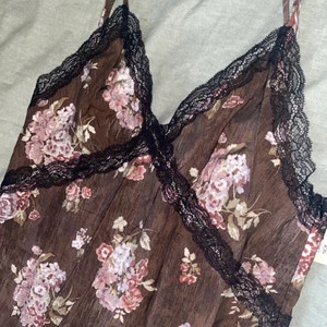 Klänning  - Oanvänt klänning med prislappen kvar. Storlek 44 (XL) men är mindre i storleken, skulle därför säga att den passar bäst på en storlek M-L 