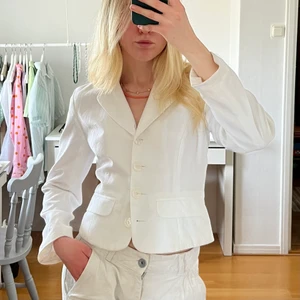 SOMMAR KAVAJ - Vit fräch kavaj till sommaren!! Köpt secondhand, storlek står ej men skulle bedöma som xs/s. Bara att höra av dig om du har någon fråga 💛