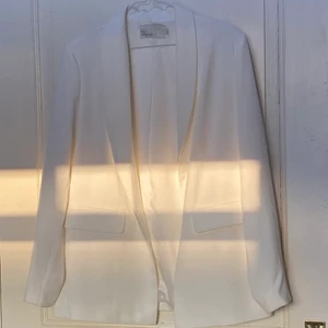 Vit kavaj - Vit kavaj från Nelly som endast är använd en gång! Jättesnygg lite oversized modell:)