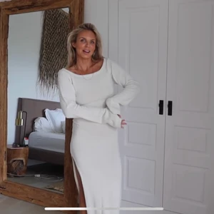 STICKAD KLÄNNING från lojsans kollektion - Aldrig använd, säljer pga att den ej passade mig, superfin & den glittrar även lite som man ser på andra bilden. Nypris 699kr & den är slutsåld.