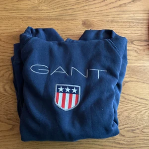 Gant Hoodie storlek M - Bara använd fåtal gånger Den är i mycket bra skick kostar ny 700 kr.