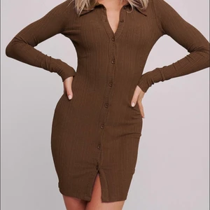 Brun ribbad klänning ifrån NAKD - Brun ribbad klänning ifrån Selma Omaris kollektion för NAKD. Använd fåtal gånger. Storlek M men passar även S