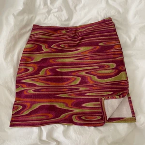 Kjol med slits - Ascool kjol med annorlunda mönster och två små slitsar på vardera sida.