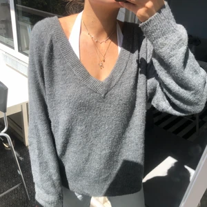 Stickad tröja  - Stickad tröja från h&m, strl S men sitter oversize. 🌷