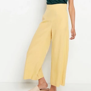 Ljusgula byxor - Super söta ljusgula byxor som dessutom är super trendiga och slutsålda. Skönaste materialet. Obs tar endast swish och skickar 