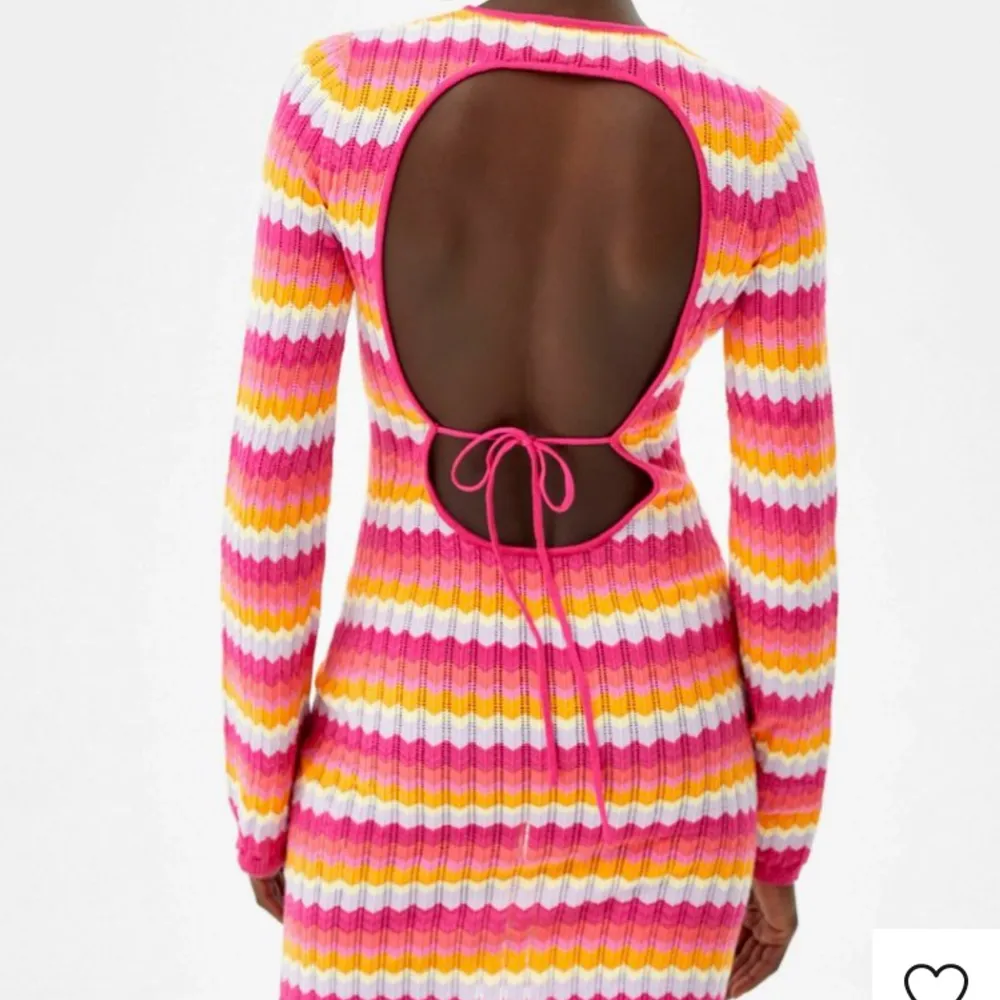 Populär Bershka klänning som är slutsåld överallt!💘 säljer denna även i strl S (tidigare såld i strl xs) då jag köpte hem flertal olika storlekar. Högsta bud som gäller🥰. Klänningar.