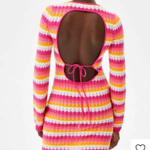 Populär Bershka klänning som är slutsåld överallt!💘 säljer denna även i strl S (tidigare såld i strl xs) då jag köpte hem flertal olika storlekar. Högsta bud som gäller🥰