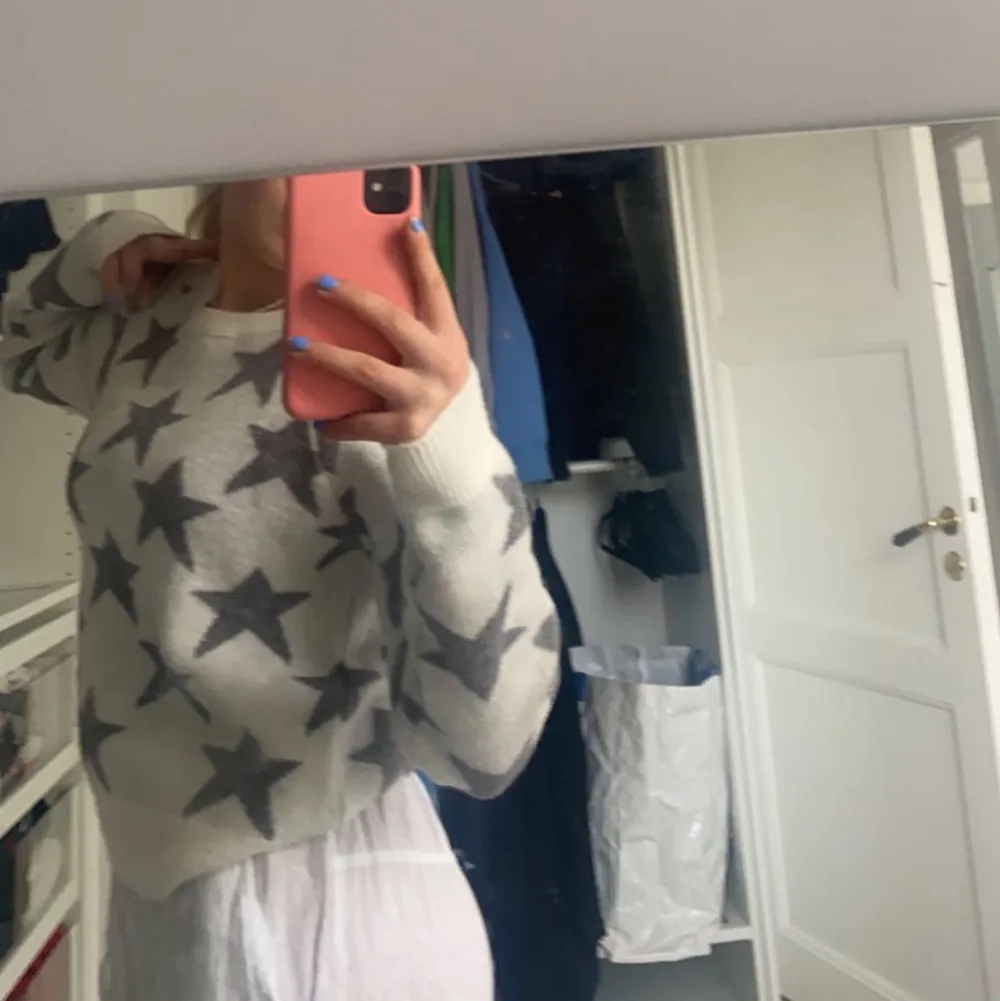Stickad vit tröja med gråa stjärnor på. Använd fåtal gånger pga inte min stil riktigt, därmed bra skick. . Neuleet.