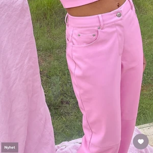PINK PU PANTS - rosa (fejk)skinnbyxor från NAKD. använda 1 gång. nypris 549kr men säljer för 400kr. kan ta fler bilder vid intresse! strl 36 och är true2size. jag är 176 cm och längden är bra