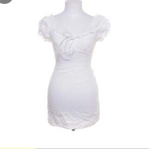 Säljer denna fina vita klänningen för att den tyvär inte va riktigt min stil. Inga fläckar eller fel på klänningen, storlek 34. Säljs för 65kr + frakt men kan även mötas upp i Linköping 