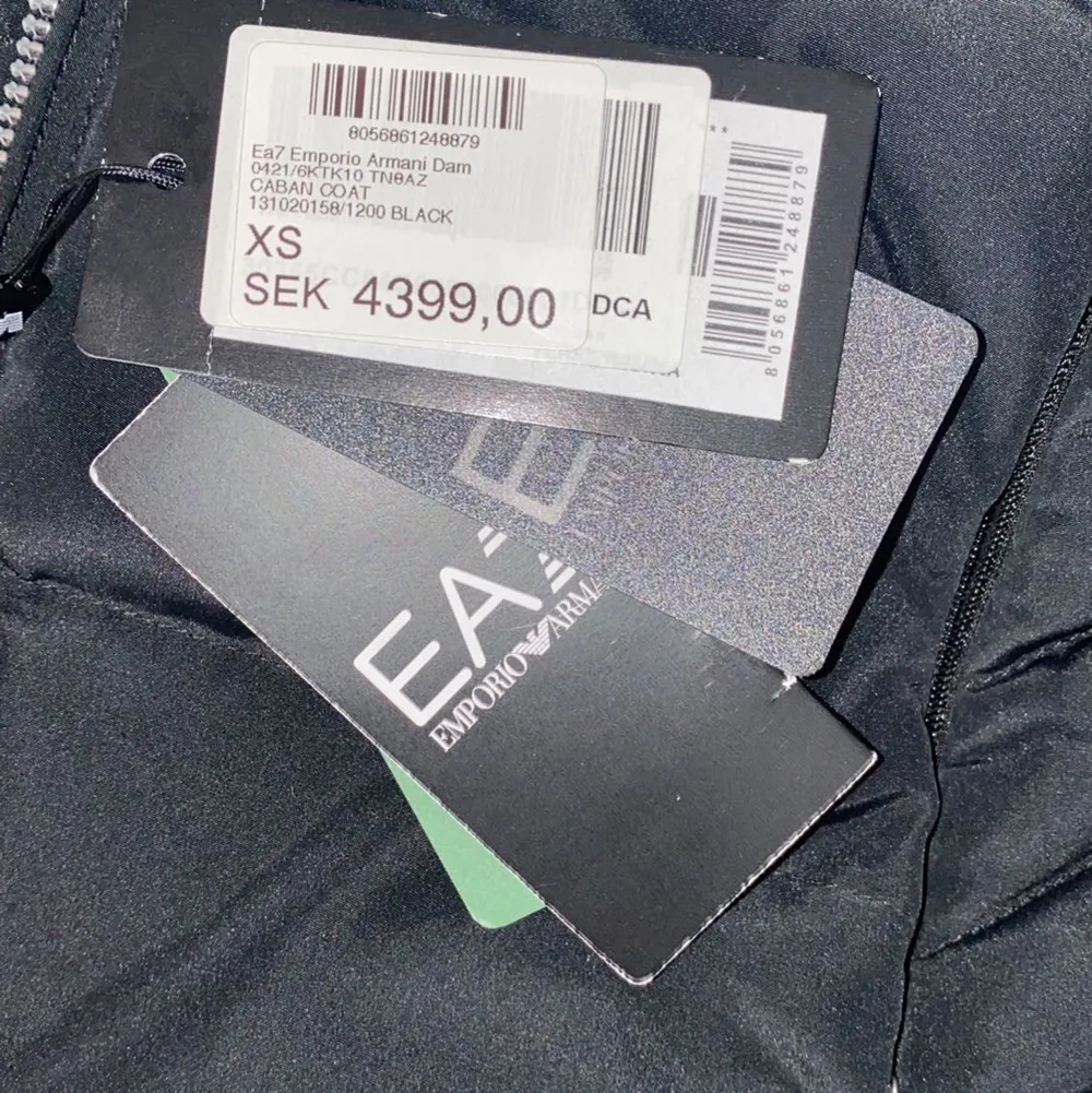 Helt ny oanvänd Armani jacka köpt i butiken Room1006 i emporia. Köptes för 4399. Lappar kvar och finns kvitto med. Inbyggd knapp som värmer upp jackan!!. Jackor.