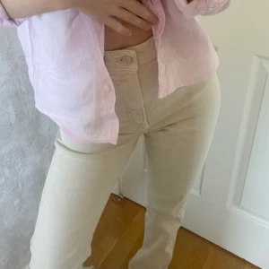 Beiga jeans - beiga jeans från zara med slits vid foten, aldrig använda då de är för stora för mig. 