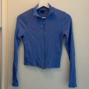 Fin blå långärmad tröja - Bra skick, använd två gånger.