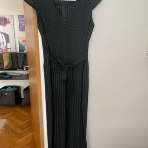 Jättefin jumpsuit  - En skit snygg jumpsuit, passar mig inte längre:( så måste sälja bort den!
