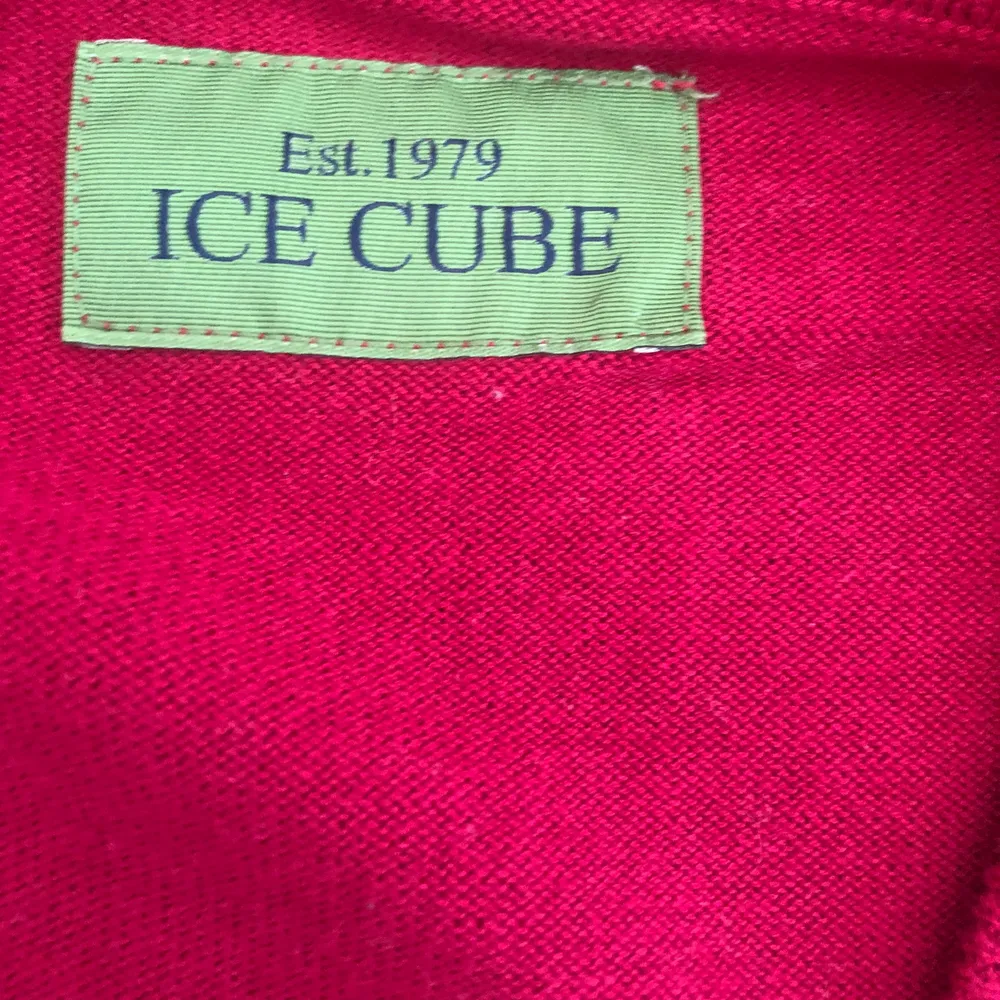 Röd tröja från Ice Cube som är helt oanvänd, men som inte är min stil längre köparen står för frakten. Sätt av frakten kan diskuteras mellan köparen och säljaren 🙂. Tröjor & Koftor.