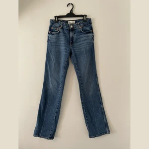 Lågmidjade jeans - Lågmidjade raka jeans från Zara i mörkblå. Storlek 36. Använda en gång. Nypris 400kr, säljer för 200kr + frakt (frakten kan variera utöver skrivet pris).