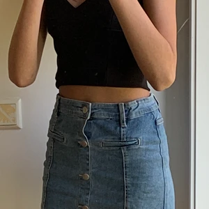 Jeanskjol - En fin jeanskjol med knappar (går bara att stänga och öppna två knappar)❤️ Den är från Lindex, pris kan diskuteras.