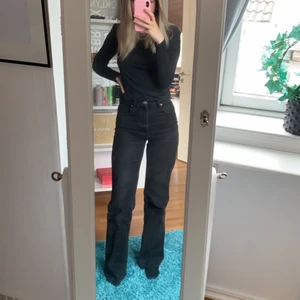 Zara jeans - Superfina grå/svarta jeans från zara i storlek 34. Säljer eftersom dem tyvärr har blivit lite för tajta på mig. Passar mig som är 170 helt perfekt. Skriv privat för frågor och fler bilder. Köparen står för frakten ❤️