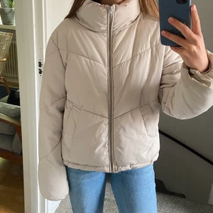 Ljusbeige vinterjacka! - Säljer pga att jag endast använder min svarta likadana hehe, i princip helt oanvänd vinterjacka från hm! Brukar vanligtvis ha S i storlek och M om det ska sitta åt lite lösare hållet men denna jacka är i XS och sitter perfekt.
