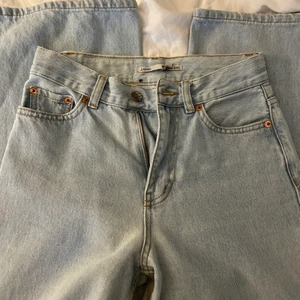 Jeans - Det är jeans som är ljusa och vida från junkyard💜