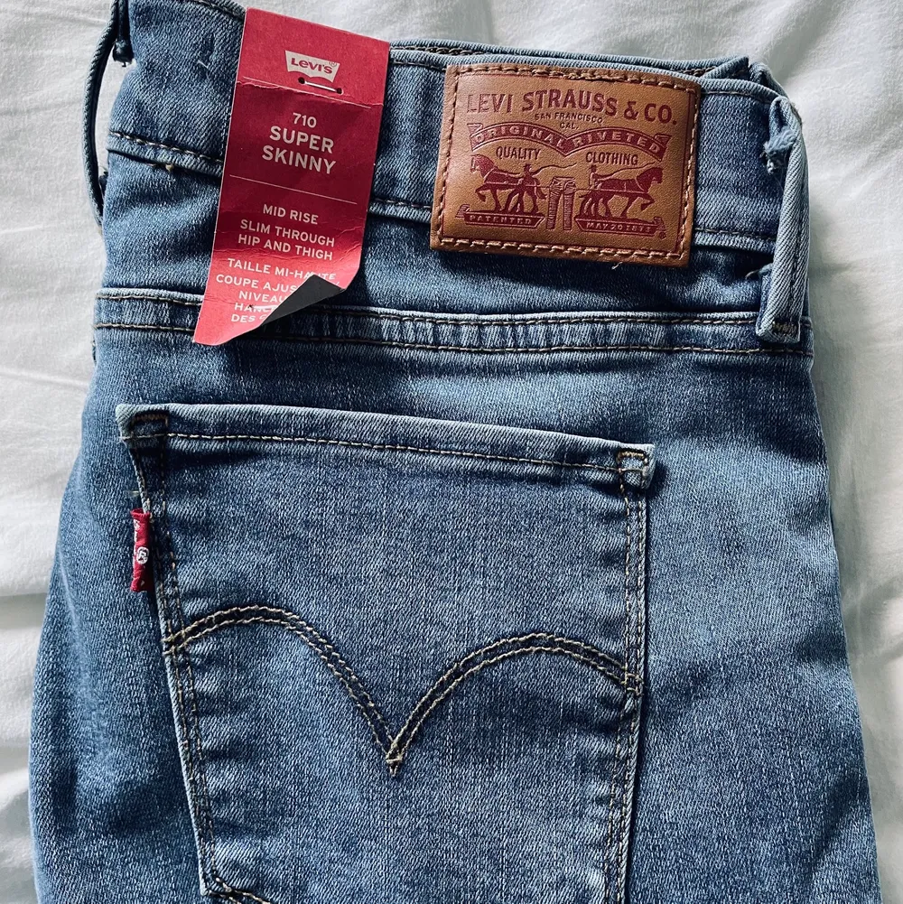 Jättesnygga superskinny midrise Levis jeans, passar på mig som vanligtvis har 34-36, nypris 699. Jeans & Byxor.