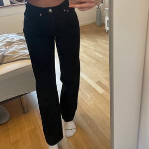 Svarta raka jeans köpa på Zalando för 539 kr. Modellen heter ”High Waist Jeans relaxed fit”. Använda två gånger och är för små för mig i midjan. Storlek 34. Skriv för mer info!💕