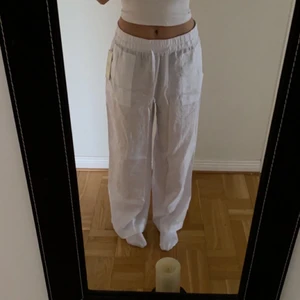Vita linnebyxor - Säljer mina vita linnebyxor som är helt oanvända, LAPPEN KVAR! Perfekta byxorna en varm och härlig sommarkväll. Jag är ca 170cm💖 Skriv privat för fler bilder eller bud!🫶🏼 HÖGSTA BUD: 320kr!