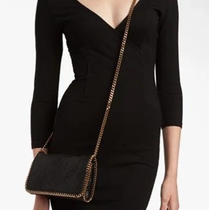 Stella mccartney väska  - Sjukt snygg stella McCartney väska! Äkta såklart! Den är i guldkedja och svart läder!💕