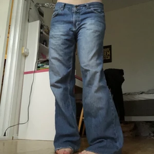 Ljusa jeans - Ljusa jeans i rak/bootcut modell! Skitsnygg färg! Lågmidjade. Midemått ca 84 cm, innebenslängd ca 79 cm! dom är för långa på mig och därför slitna vid hälen!! 