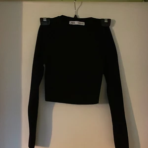 Zara topp - Basic svart långärmad, croppad tröja från svara. Använt men i fint skick! Storlek S