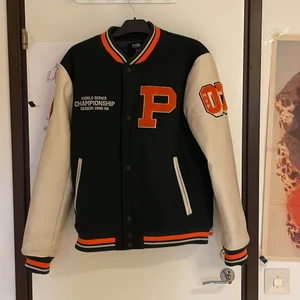 Riktigt snygg college jacka - Det är en collage jacka i väldigt bra skick. Nästan oanvänd. Storlek m och passar mig väldigt bra som 185