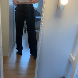 Bikbok kostymbyxor  - Jättefina kostymbyxor från bikbok jag tyvärr har växt ur. Lite trasiga vid drsgkedjan men hindrar inte från att stänga eller öppna den. Köparen står för frakt. 