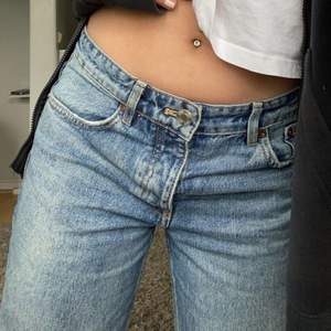 Zaras low waist jeans, storlek S❤️ säljer på grund av är trött på dem, sitter väldigt bra annars och inga fläckar eller defekter, precis som nya💞 (storlek 38)