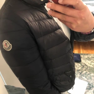 Moncler jacka  - Moncler jacka lite sliten då de är en äldre model, jackan har två små hål pris kan sänkas mkt vid möte