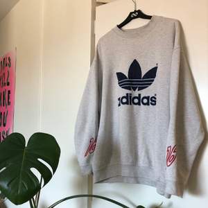 Vääääärldens finaste vintage Adidas sweater 🤤🤤🤤 superfint tryck på ryggen också, samt på ärmarna. Unisex fits all get it while its hot !!