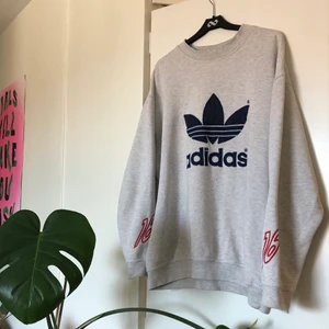 Vintage Adidas sweater - Vääääärldens finaste vintage Adidas sweater 🤤🤤🤤 superfint tryck på ryggen också, samt på ärmarna. Unisex fits all get it while its hot !!