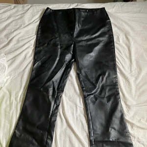 Skinnbyxor low waist - As balla skinbyxor som är low/mid waist!!⚡️⚡️De är för stora för mig därav säljer jag de. 