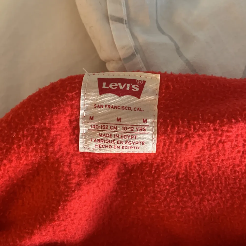 Jättefin zip hoodie från Levis som jag beställde på sellpy men den var för liten. Storleken är medium i barn. Köparen står för frakt.. Hoodies.