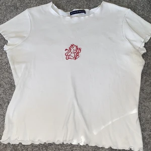 Brandy melville topp - Säljer min coola topp från brandy melville då jag aldrig har använt den och den bara hänger i min garderob. Jätteskönt material och passar bra till det mesta. Köptes 2021 💕 Kom privat för mer info 💘