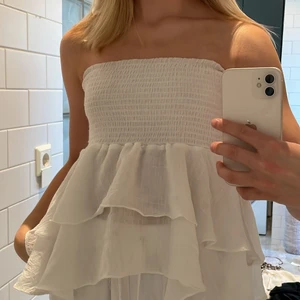 Vit kjol - Superfin trendig volang kjo bara använt ett fåtal gånger, super bra skickl. Passar både som kjol och topp! Har köpt en till liknande så vill sälja denna, storlek S men stretchig. 💞